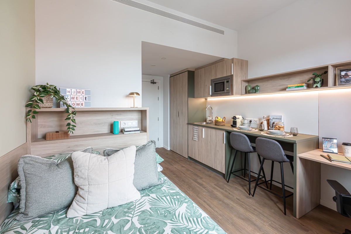 livensa-studios-valencia-malvarrosa-deluxe-ensuite (6).jpg