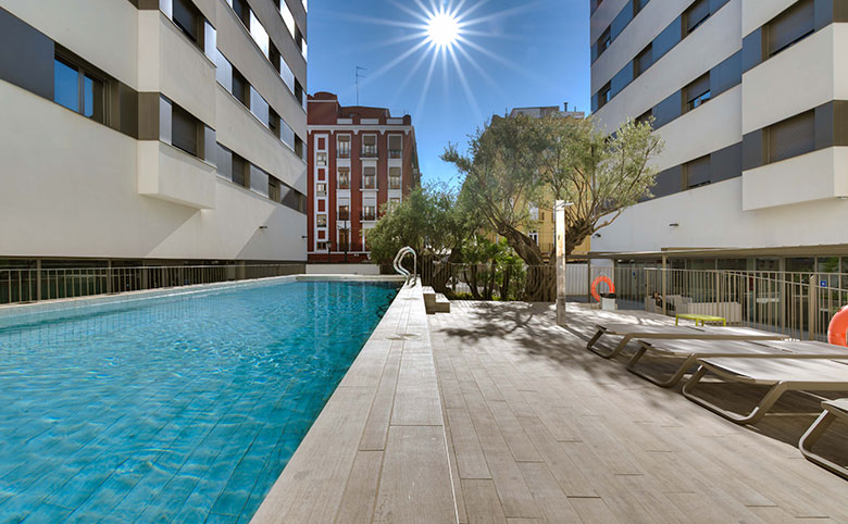 Piscina Residencia Estudiantes Livensa Living Valencia Student Accommodation In Valencia Real Marina