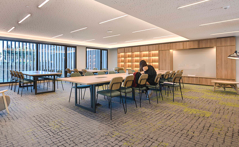 Livensa-Living-Barcelona-Sants-Badal-Biblioteca